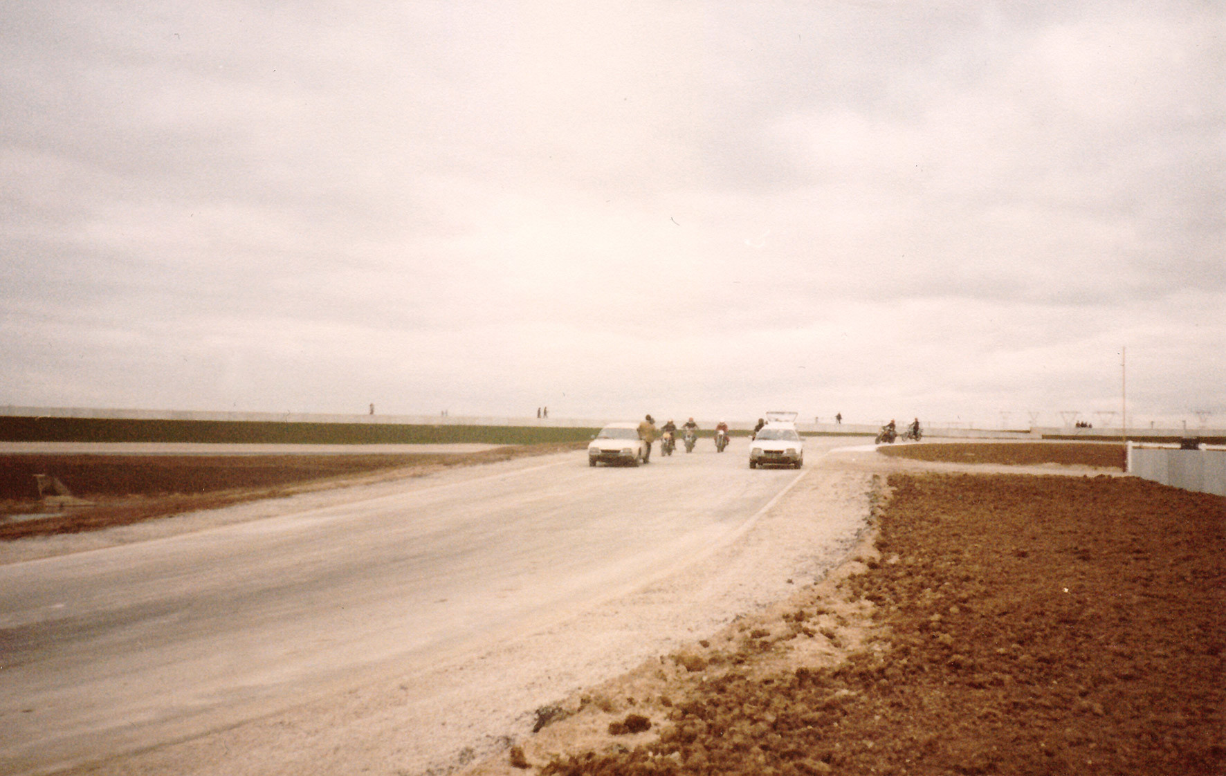 L\'inauguration-du-circuit-Carole,-le-1er-décembre-1979,-permet-à-quelques-motards-privilégiés-de-découvrir-une-piste-encore-poussiéreuse,-dénuée-de-toute-infrastructure